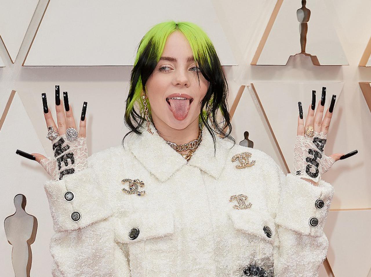 ビリー・アイリッシュ、「コギャル風」な足元に視線集中