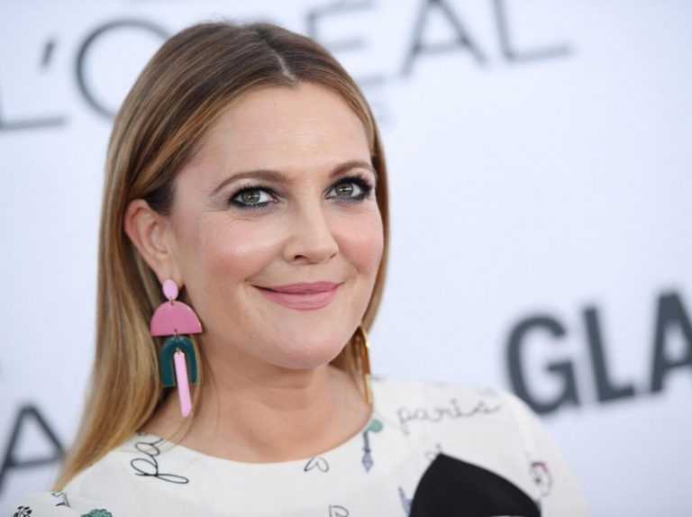 ドリュー・バリモア、ネトフリの大人気ドラマを見て「マッチングアプリ」に“復帰”