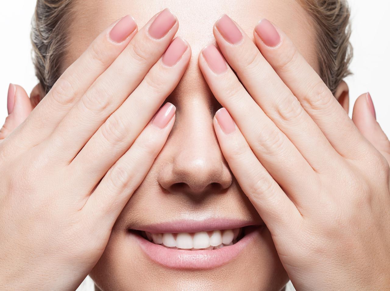 腫れぼったい目元が即スッキリ！プロが実践する簡単なマッサージ法