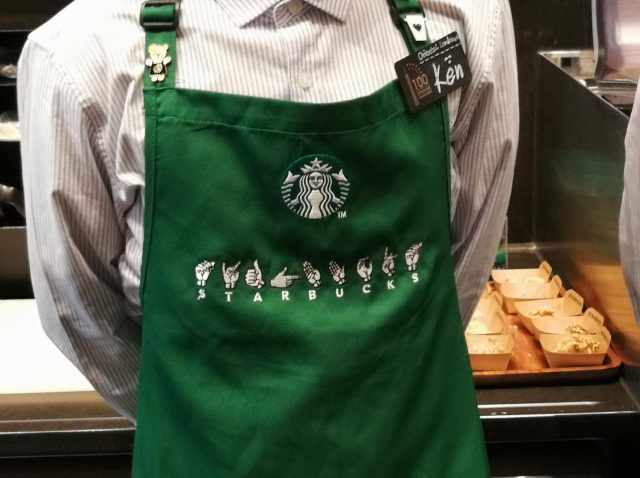 スターバックスの「エプロンの色」に意味、“あの色”の時が狙い目かも