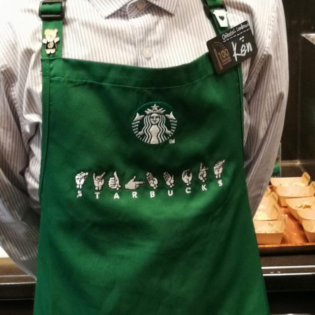 スターバックスの「エプロンの色」に意味、“あの色”の時が狙い目かも