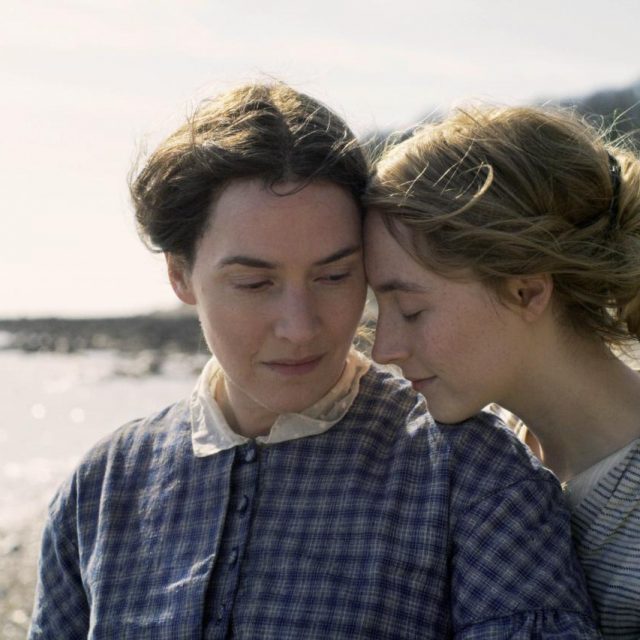 『アンモナイトの目覚め』実在の女性たちをケイトとシアーシャが演じるロマンス映画