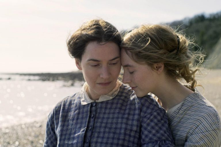 『アンモナイトの目覚め』実在の女性たちをケイトとシアーシャが演じるロマンス映画