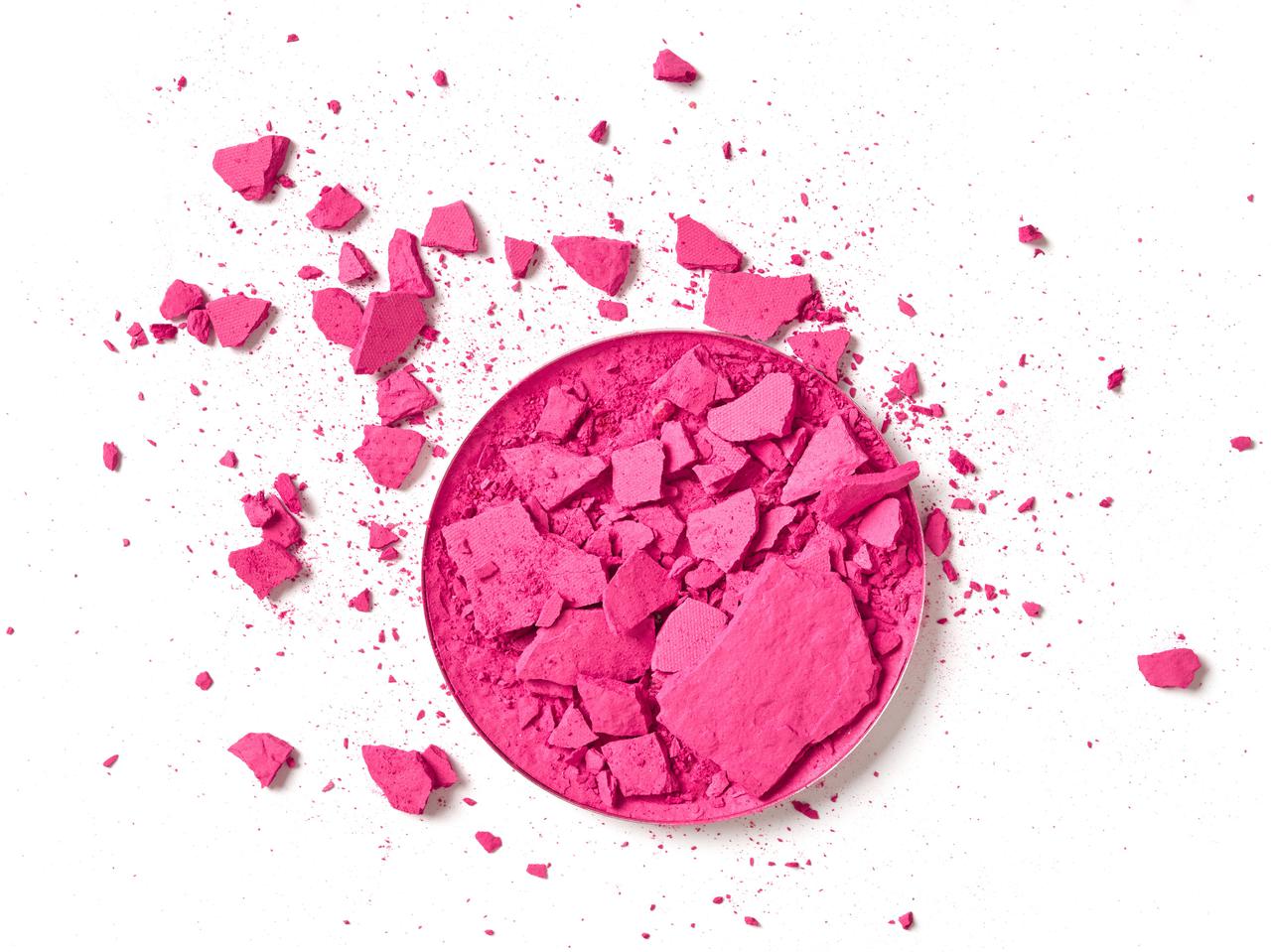 粉々に割れた「パウダーアイシャドウ」を復活させるテク3つ