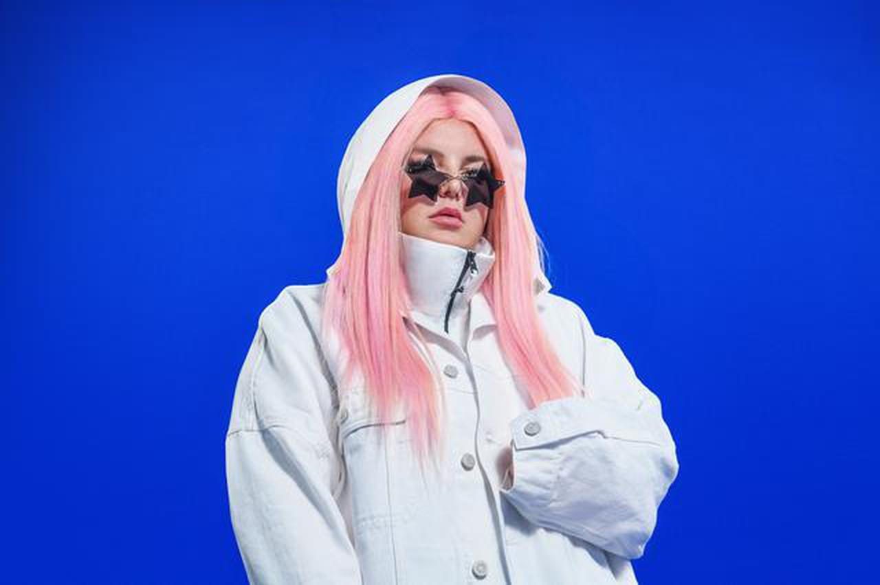 「ダンス・モンキー」のTones and Iが、夢追い人のアンセム「フライ・アウェイ」でエンパワー