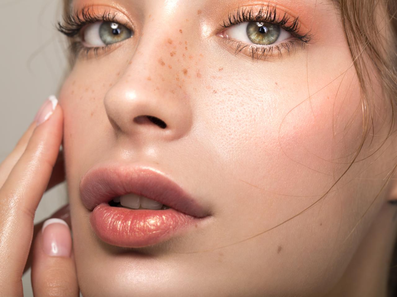 メイクが古く見えるかも？今っぽいハイライトは“生ツヤ感”がカギ