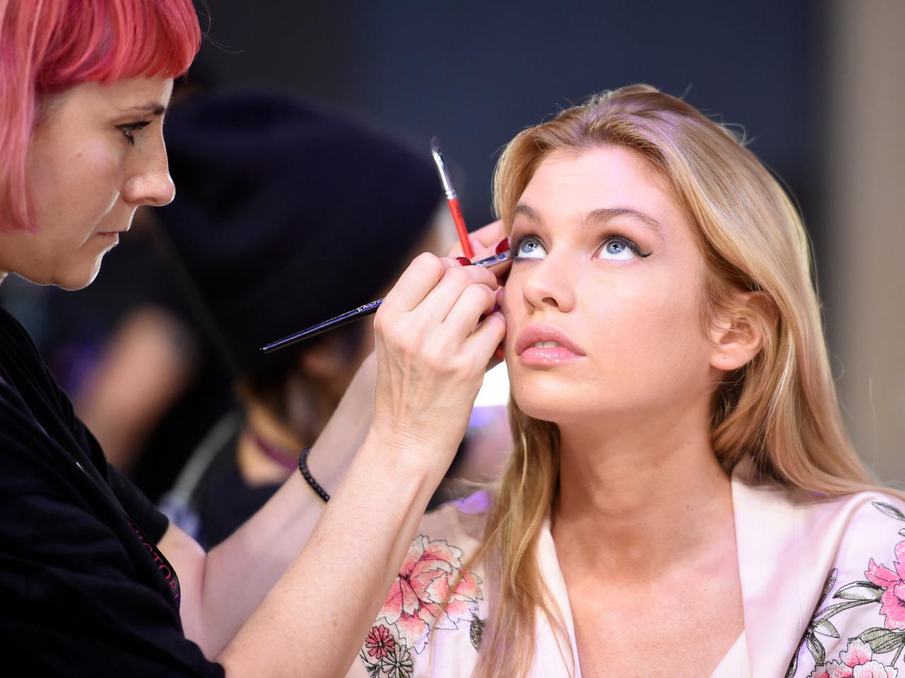 ランウェイで最も愛されるアイコニックなコスメ3つ