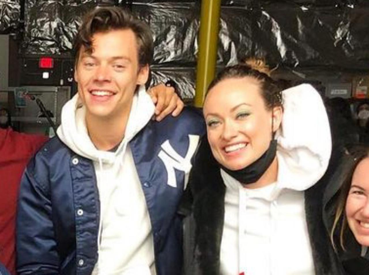 ハリー・スタイルズ、新恋人オリヴィア・ワイルドと母国イギリスへ