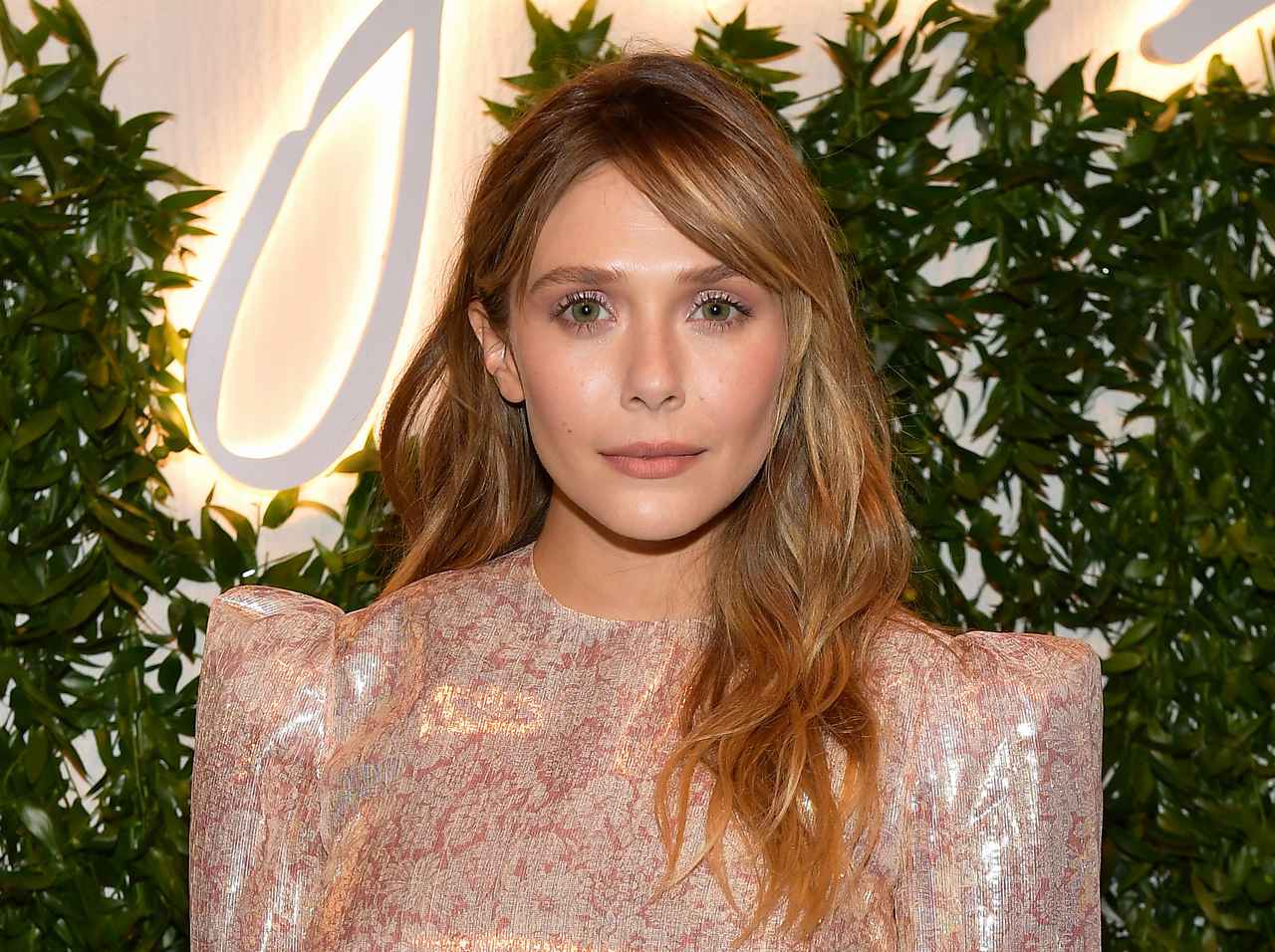 エリザベス・オルセンがアイメイクに使用する意外なアイテムとは？