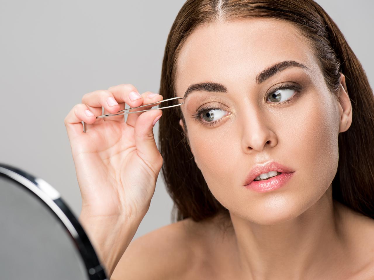 眉毛が薄くなる原因はコレ?やりがちなNG習慣&対処法を専門家がアドバイス