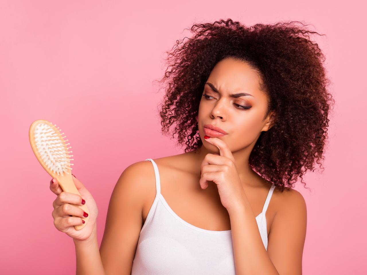 古いヘアブラシはNG?正しいお手入れ方法と買い替えのサイン