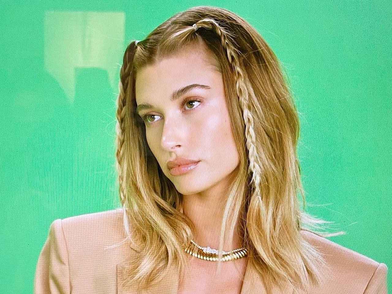 ヘイリー・ビーバーも夢中！「顔まわりブレイズ」のアレンジ方法をヘア担当が伝授