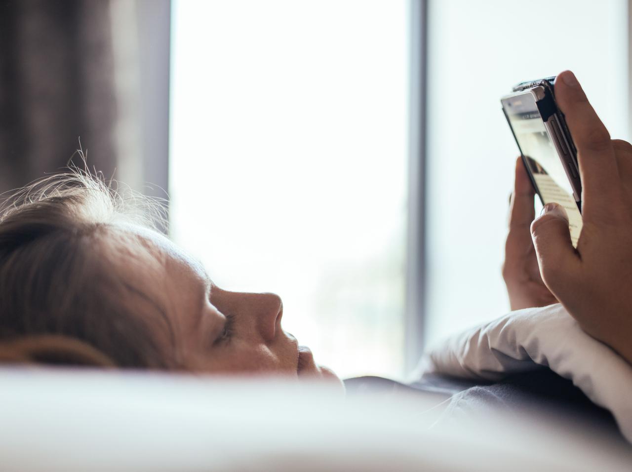 寝起きの「スマホチェック」を“止めたほうが良い理由”が怖い…