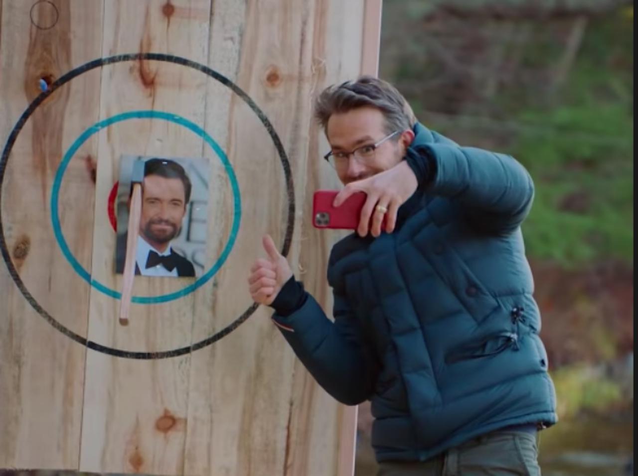 ライアン・レイノルズ、“宿敵”ヒュー・ジャックマンを的にして斧を投げる練習