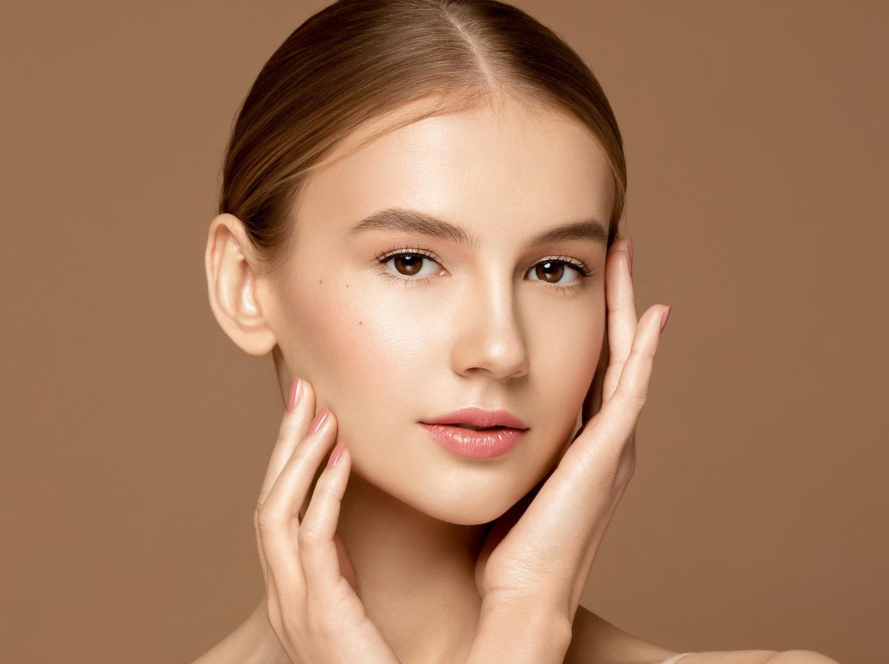 今っぽいツヤ肌メイクがつくれる!プロが勧める3つの必需品とは?