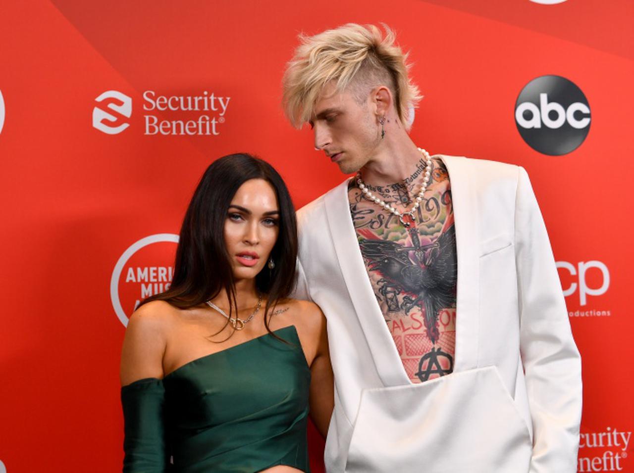 マシン・ガン・ケリー、ミーガン・フォックスの「血液」をアクセサリーに