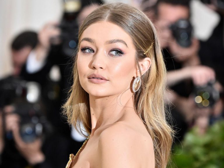 ジジ・ハディッド、妊娠中の肌トラブルや産後のスキンケアを明かす