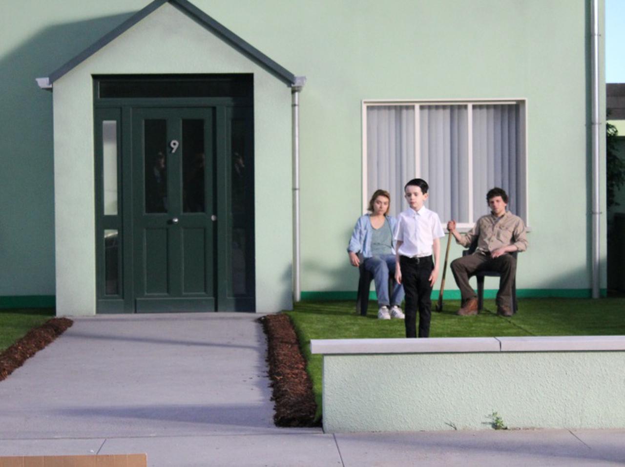 住宅展示場から抜け出せなくなり精神崩壊…“世にも奇妙な”風の映画『ビバリウム』が公開！