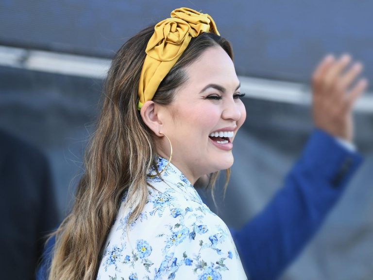 クリッシー・テイゲン、念願のヘアアクセサリーラインをローンチ