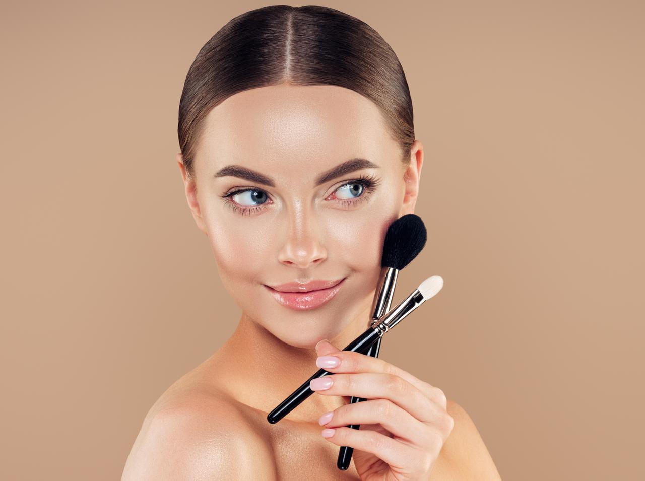チークやハイライトのムラを防ぐ！ベストなツールとムラなく塗るコツとは？