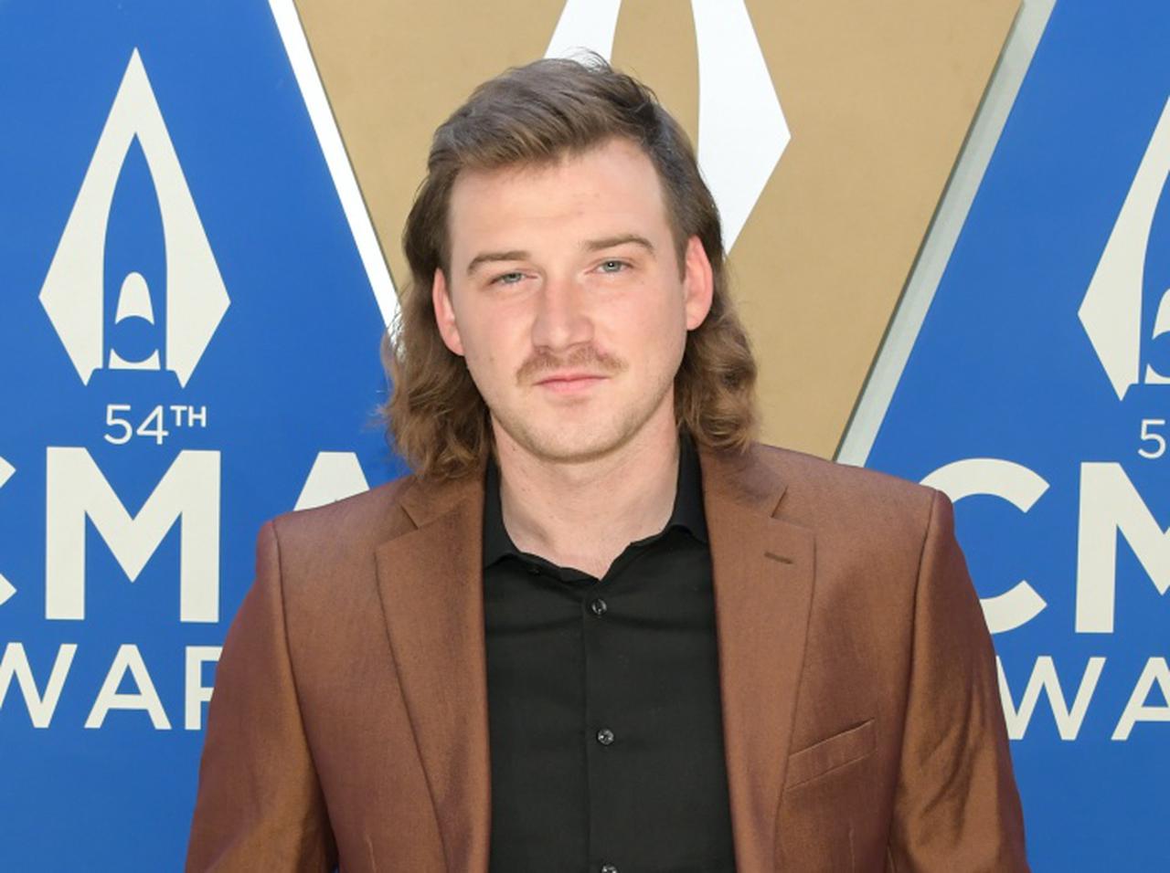 カントリーシンガーのモーガン・ウォレン、人種差別用語を使用してレーベルとの契約が無期限停止に