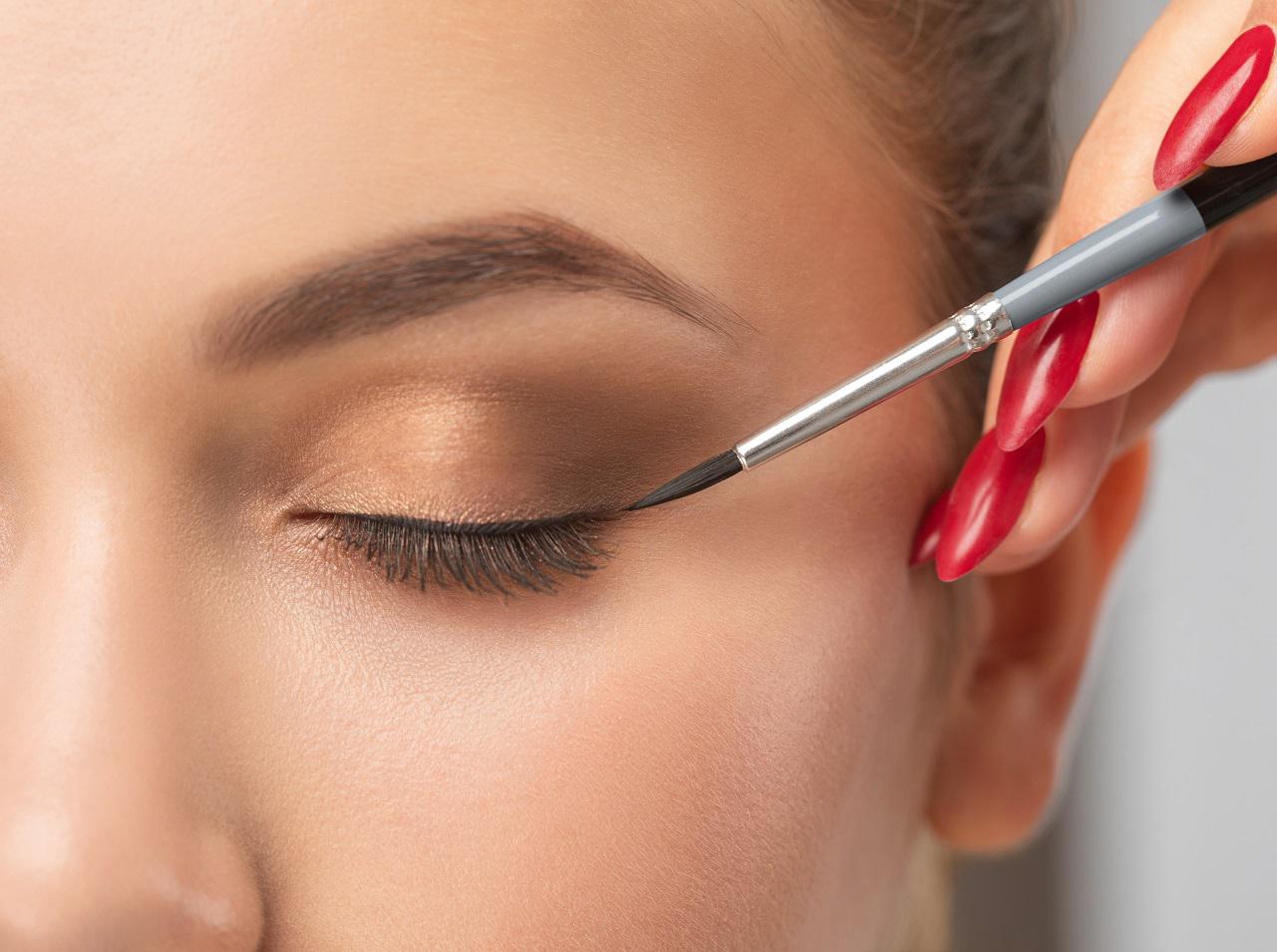 目尻アイラインで絶対に失敗しない!左右対称に引くためのちょっとしたコツ