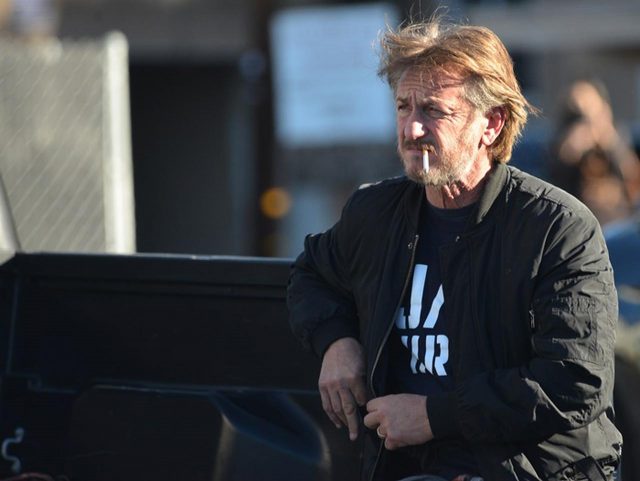 ショーン・ペン、クルマに腰をかけてるだけでイケオジ感全開