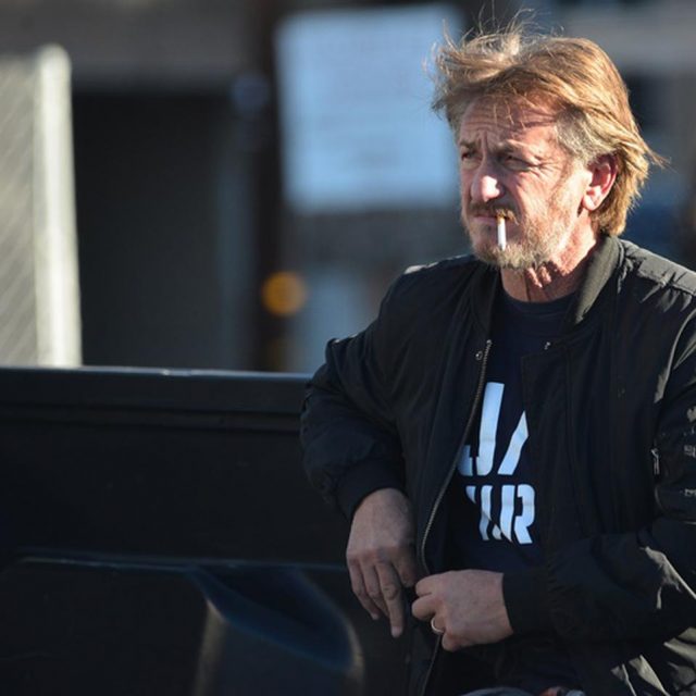 ショーン・ペン、クルマに腰をかけてるだけでイケオジ感全開