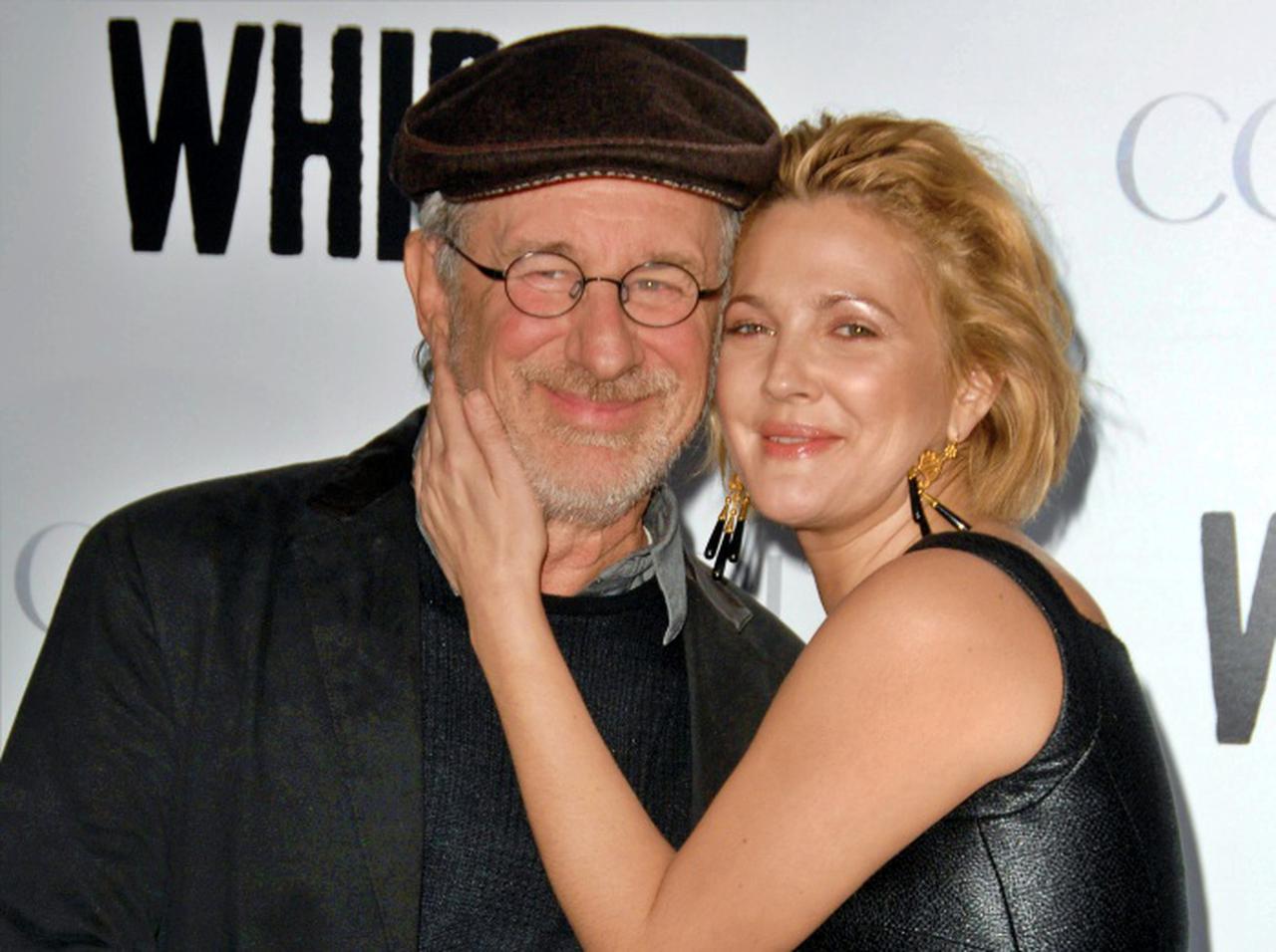 スピルバーグ監督、ヌードになった『E.T.』ドリュー・バリモアに「親目線」の贈り物を渡す