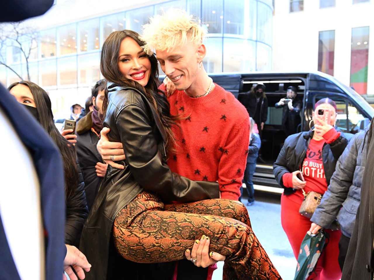 ミーガン・フォックス、群衆の中でマシンガン・ケリーにお姫様抱っこされてイチャイチャ