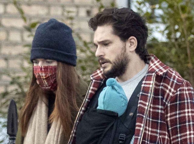 『ゲーム・オブ・スローンズ』キットとローズが赤ちゃんと散歩、手におしゃぶりを持つ姿がキュンすぎる