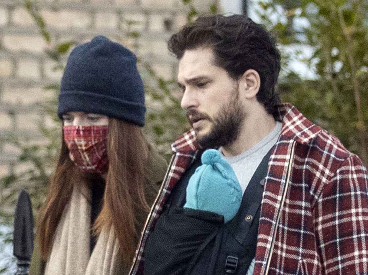 『ゲーム・オブ・スローンズ』キットとローズが赤ちゃんと散歩、手におしゃぶりを持つ姿がキュンすぎる