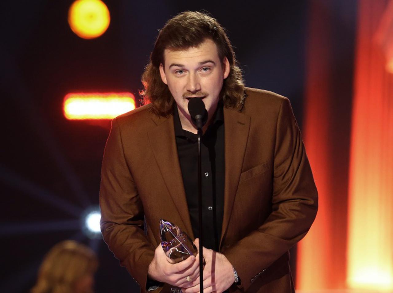 人種差別用語を使い契約停止のカントリーシンガー、「僕を擁護しないで」とファンにお願い