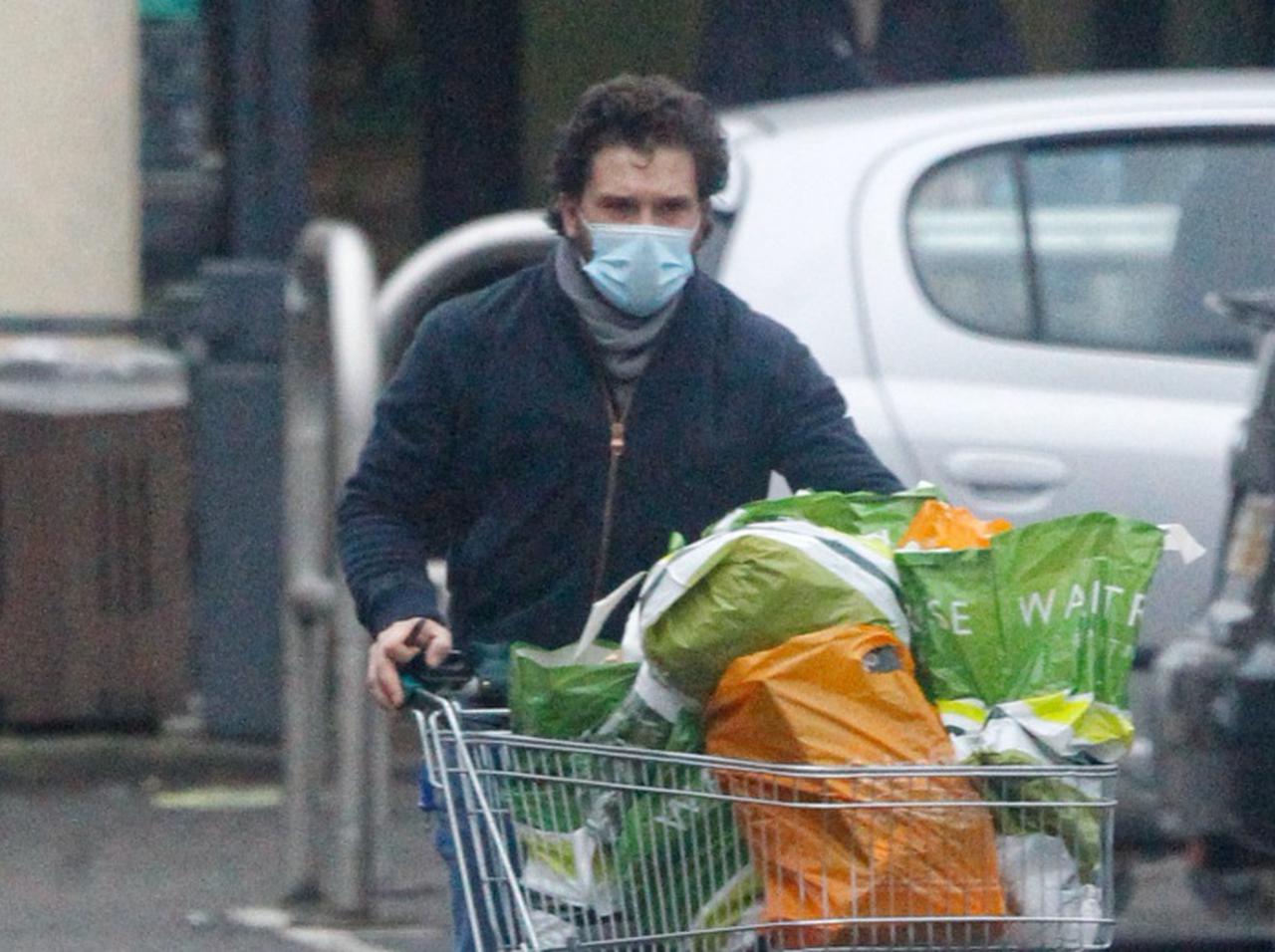 『ゲーム・オブ・スローンズ』キット・ハリントン、身重の妻のためにスーパーで大量買い【写真アリ】