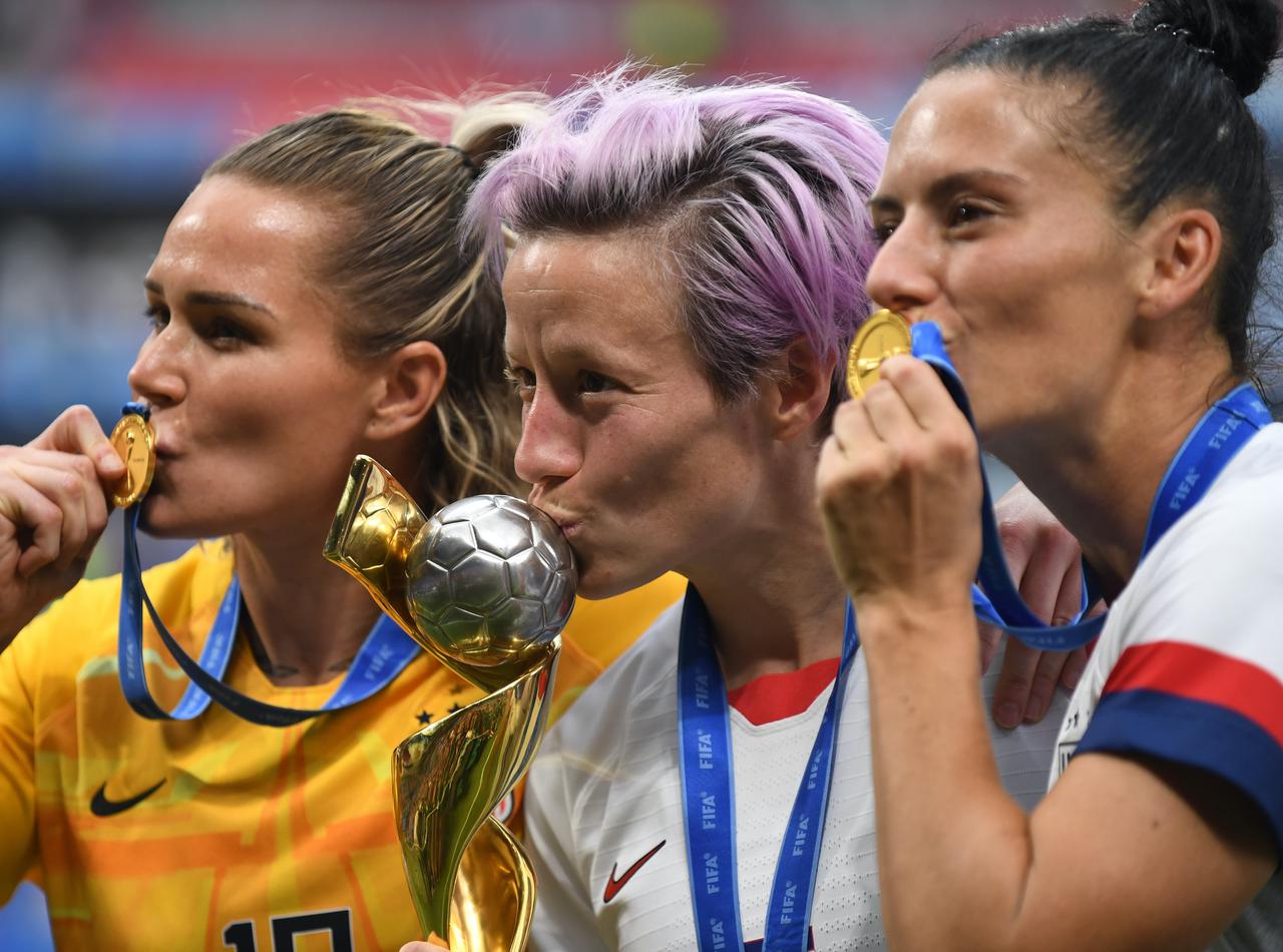 W杯米女子代表カップルが養子を迎える、アシュリン・ハリスとアリ・クリーガー