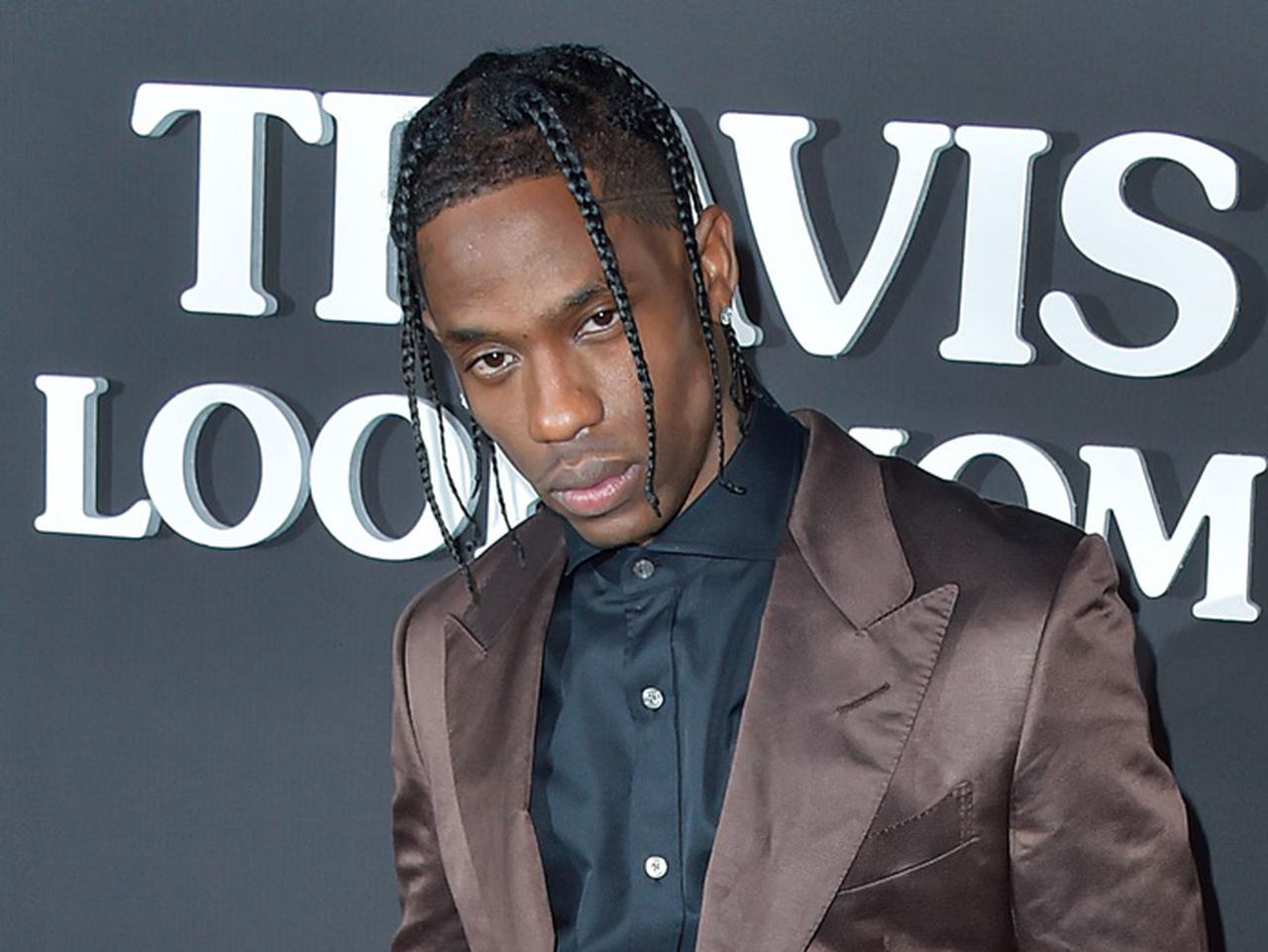 トラヴィス・スコット、カイリー・ジェンナーと娘とお出掛けするも足元に注目が集まる