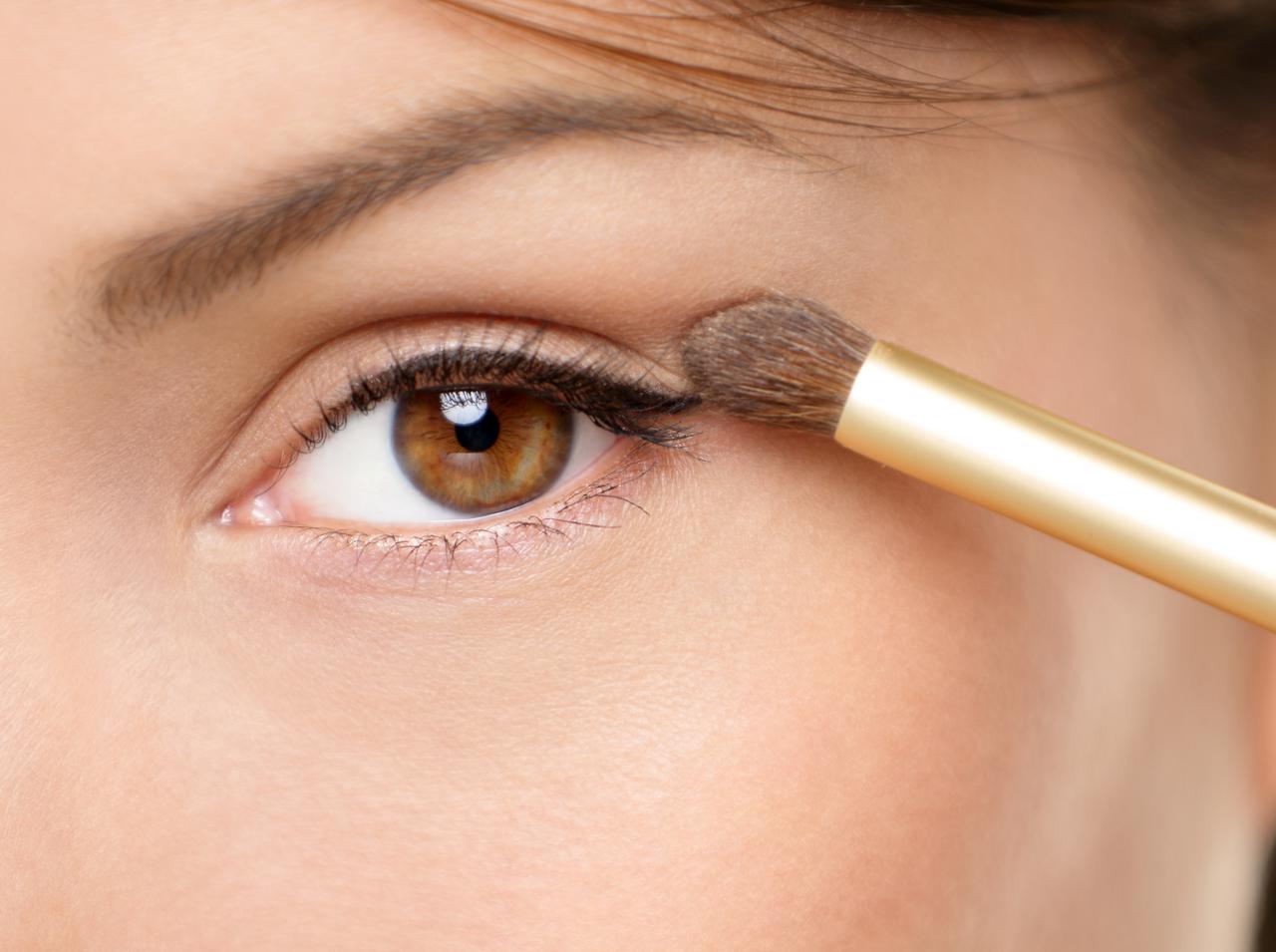 アイシャドウベースの色選びはコレが大事!明るい目元をつくる色の選び方