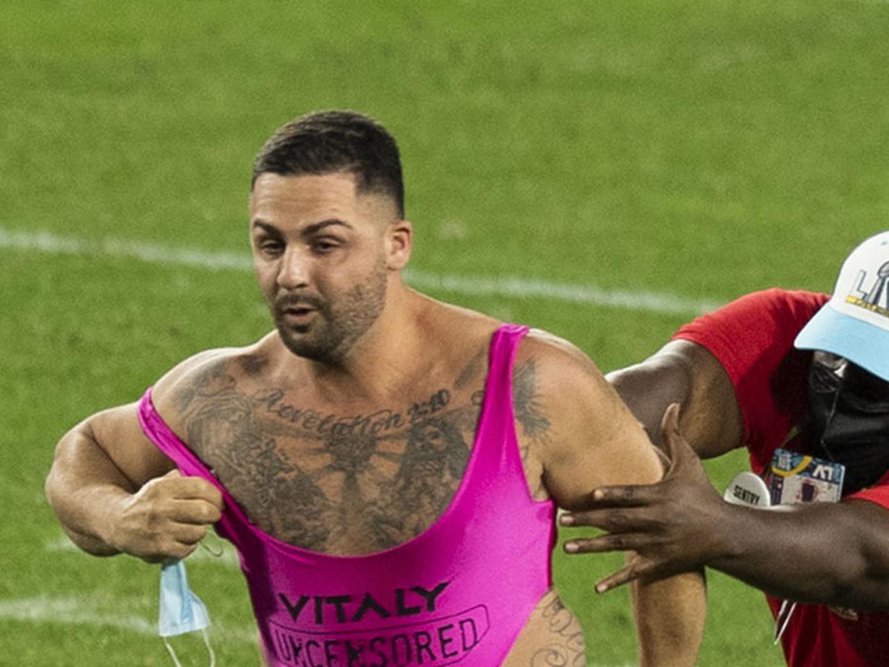 スーパーボウル、ピンクのハイレグ水着を着た乱入者は迷惑系YouTuberの関係者だった