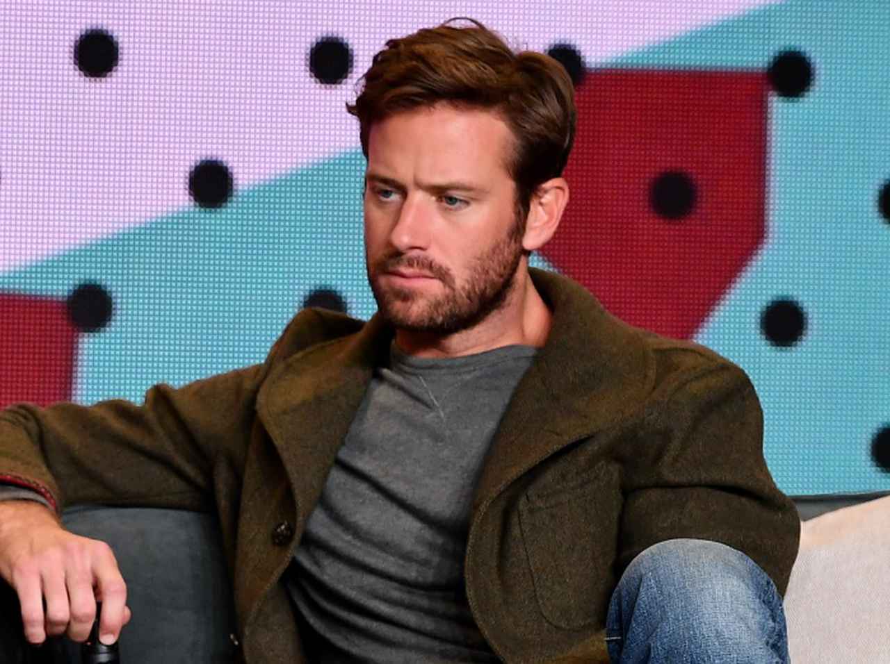 アーミー・ハマー、Zoom中に音声を切り忘れ「醜態」を晒していた