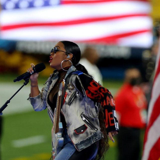 H.E.R.、黒人女性シンガーとして愛国歌をパフォーマンス【スーパーボウル】
