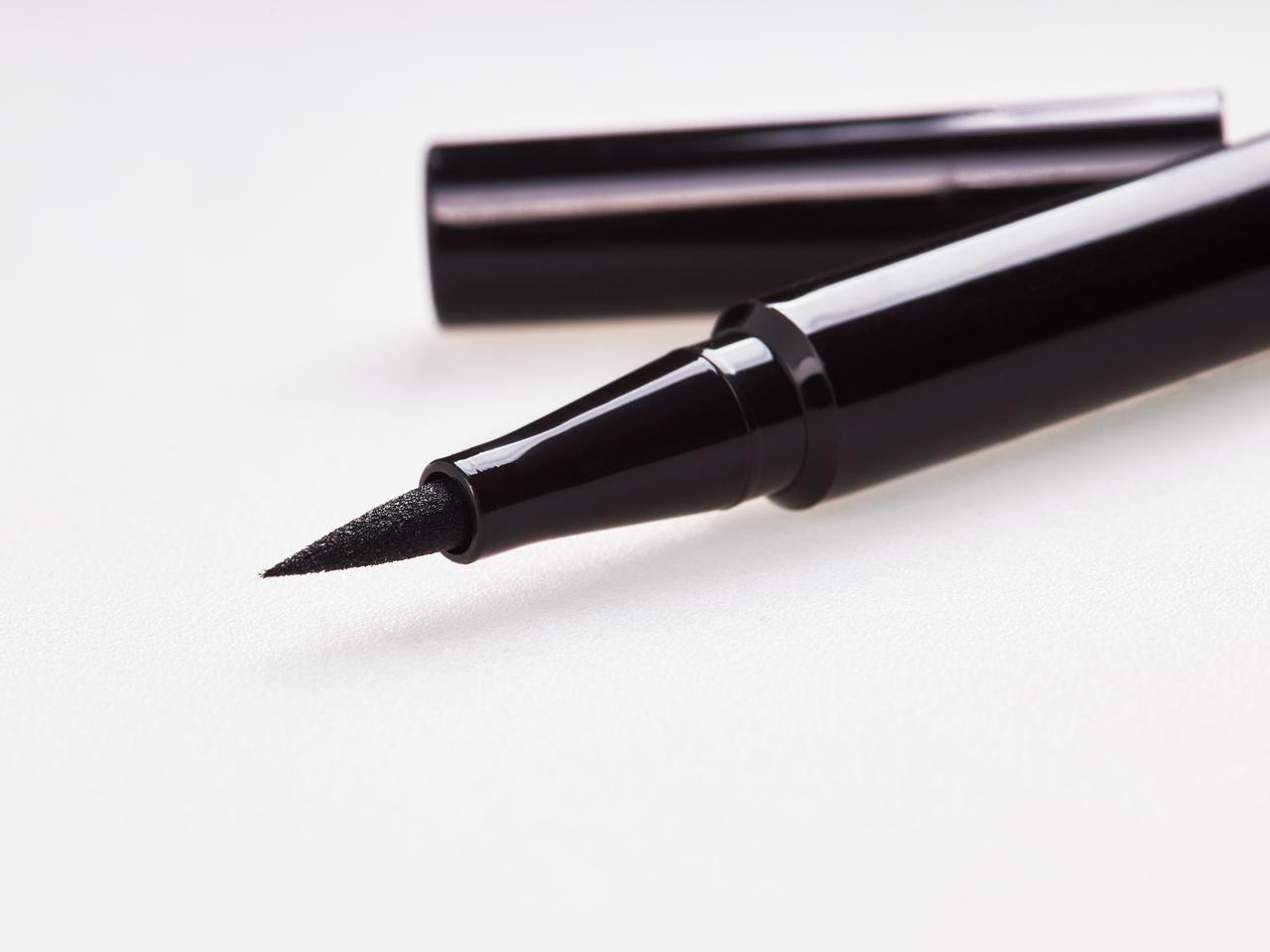 アイライナーが乾いて出ない？捨てる前に試したいプロの復活方法