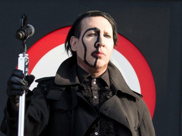 マリリン・マンソン、GoProを使って女性歌手のスカートの中を盗撮か