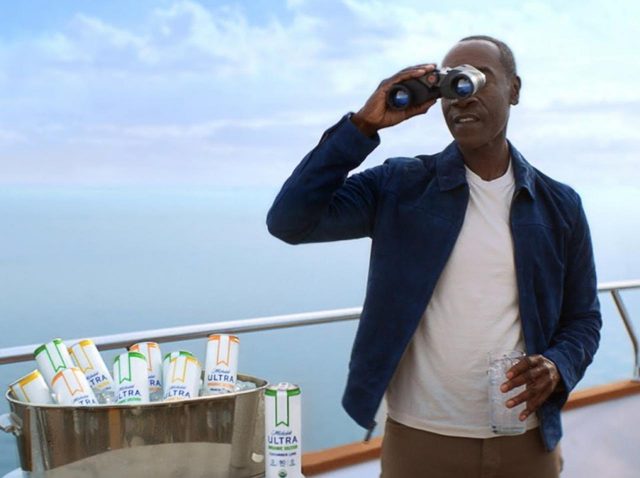 「そっくりタレント」総出演のCM、あの『アベンジャーズ』俳優だけ“本物”だった