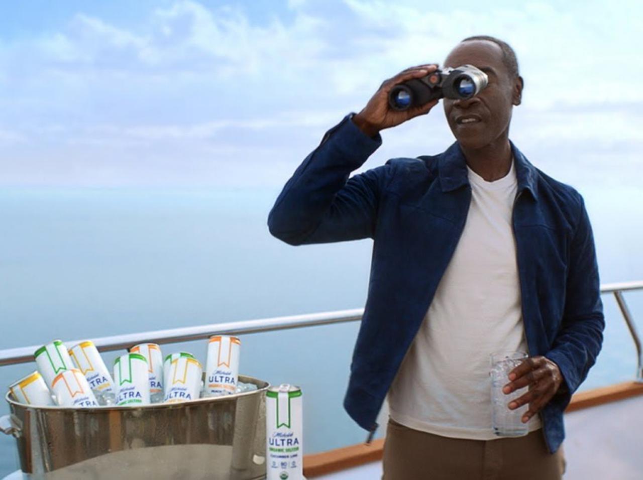 「そっくりタレント」総出演のCM、あの『アベンジャーズ』俳優だけ“本物”だった