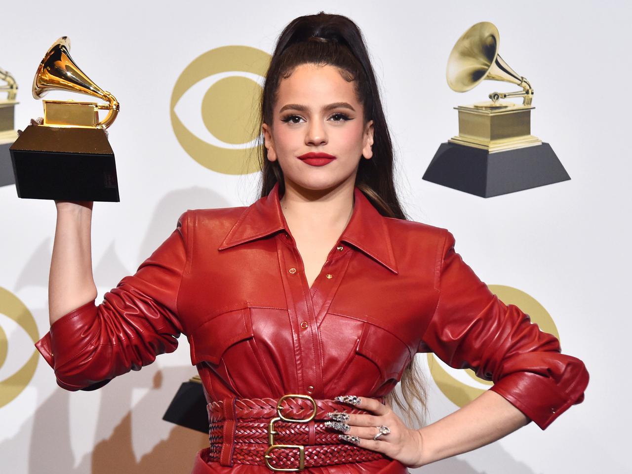 グラミー賞歌手ロザリア、リピ買いするほど溺愛する「赤リップ」をシェア