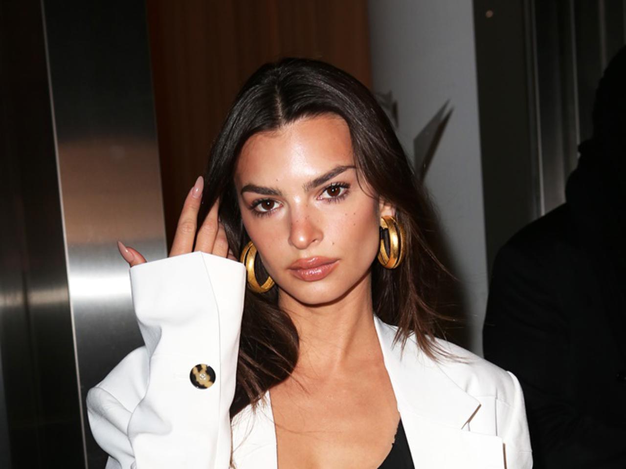 エミリー・ラタコウスキー、「母親ならではのネックレス」を着用