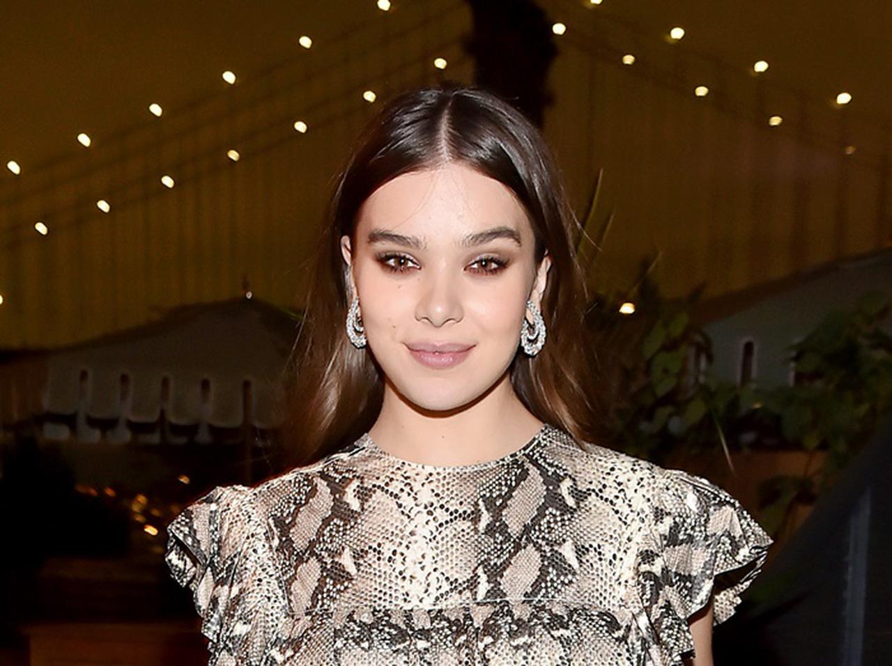 ヘイリー・スタインフェルドと人気ブランドがコラボしたキュートな水着は日本からも購入可