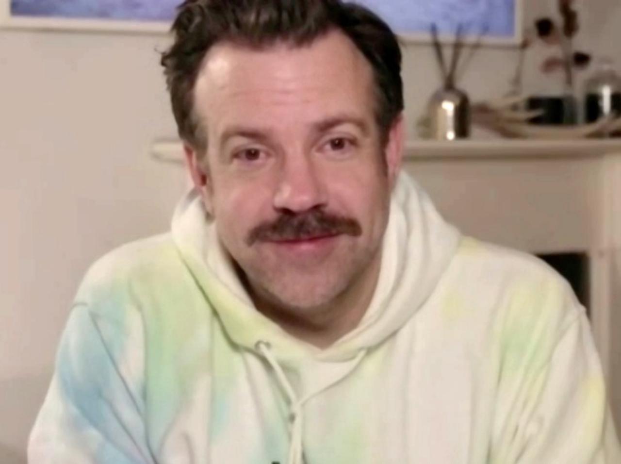 まさかのフーディーでゴールデン・グローブ賞出席のジェイソン・サダイキス、その優しい理由とは?