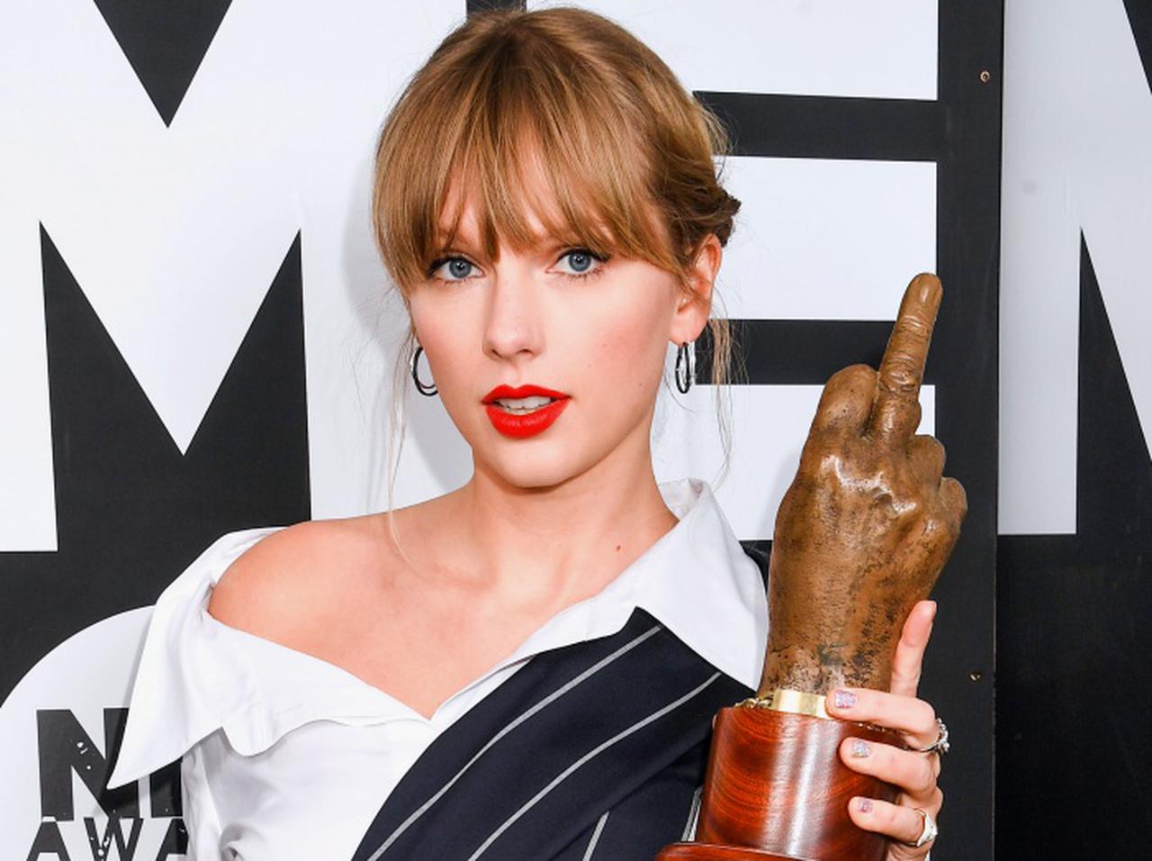 テイラー・スウィフト、自分に関する「性差別的ジョーク」を盛り込んだドラマに喝