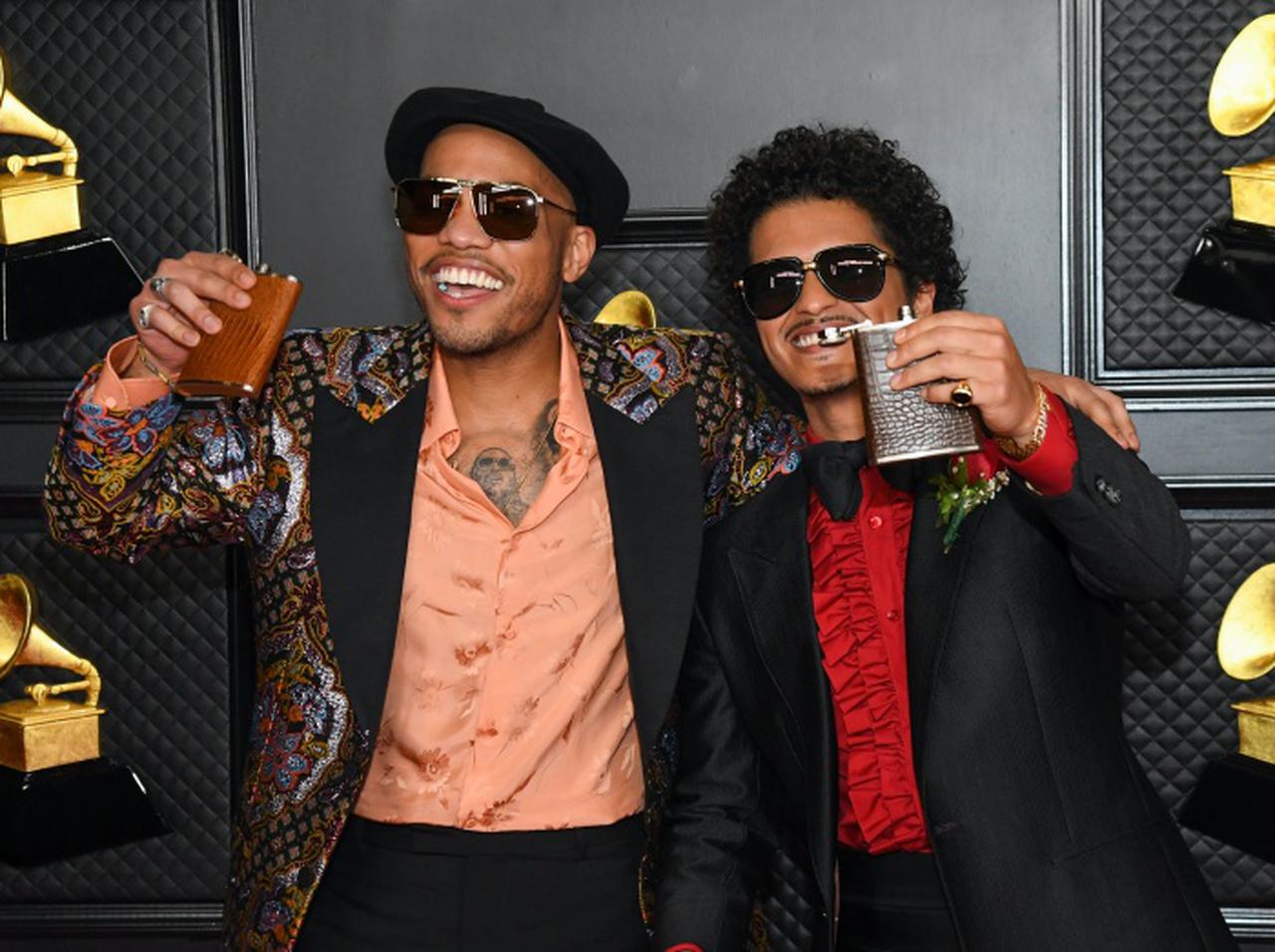 ブルーノ・マーズ、酒が入った「マイボトル持参」でグラミー賞を満喫